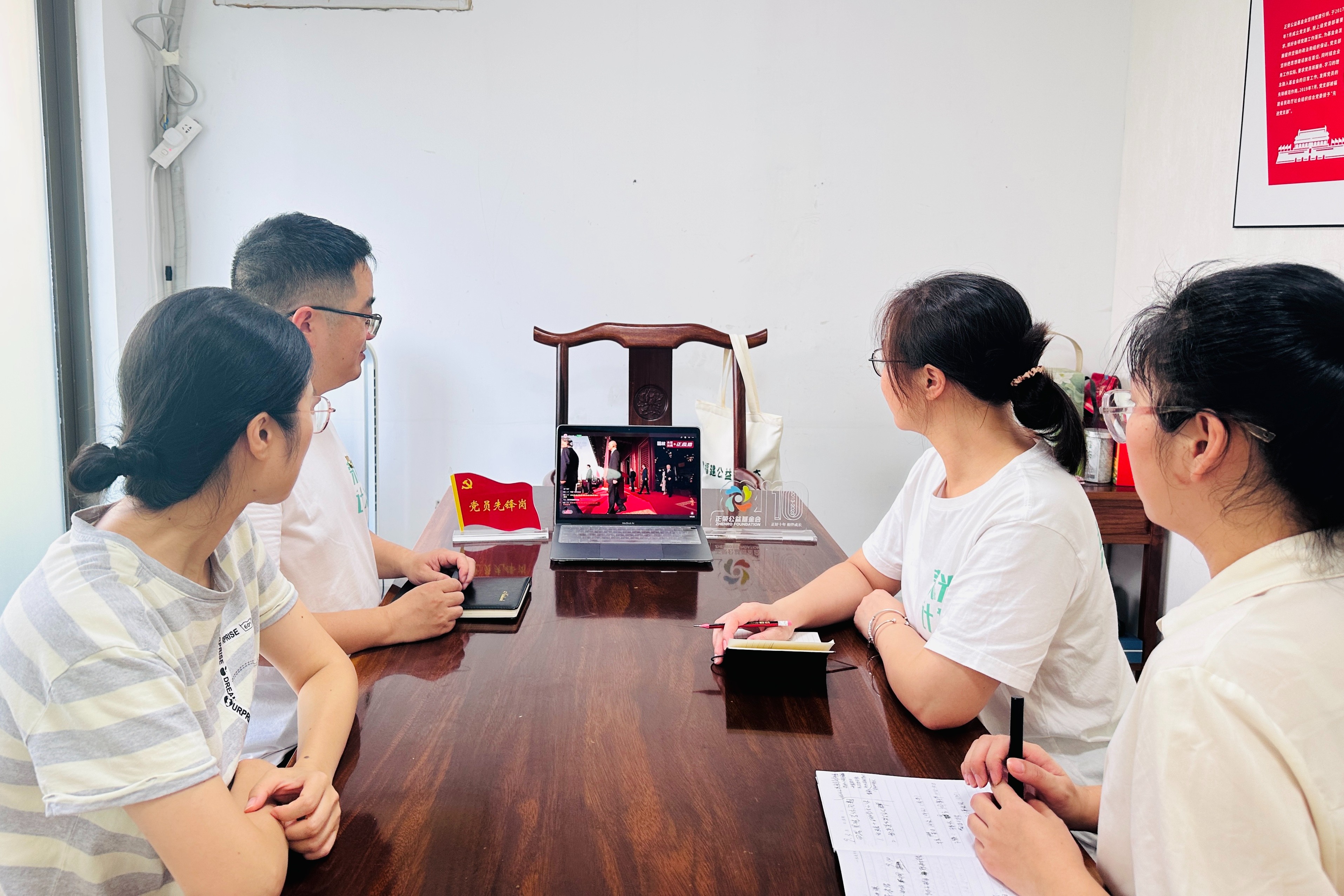 20250903观看九三阅兵仪式2.jpg